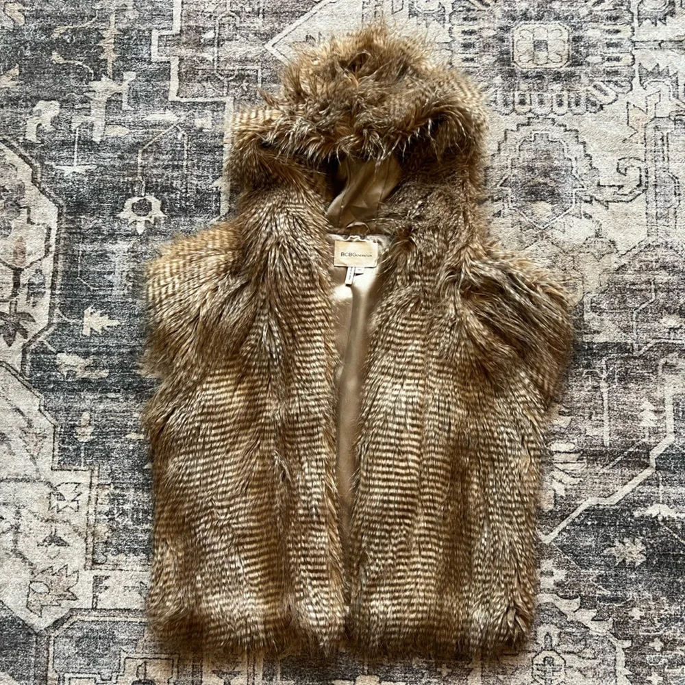 BCBGeneration‎ Faux Fur Hooded Vest Size M/L Excellent Condition!